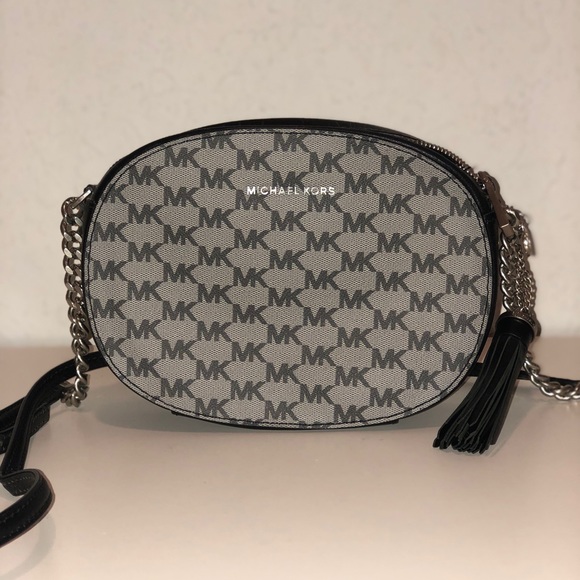 Michael Kor’s bag - Picture 2 of 4